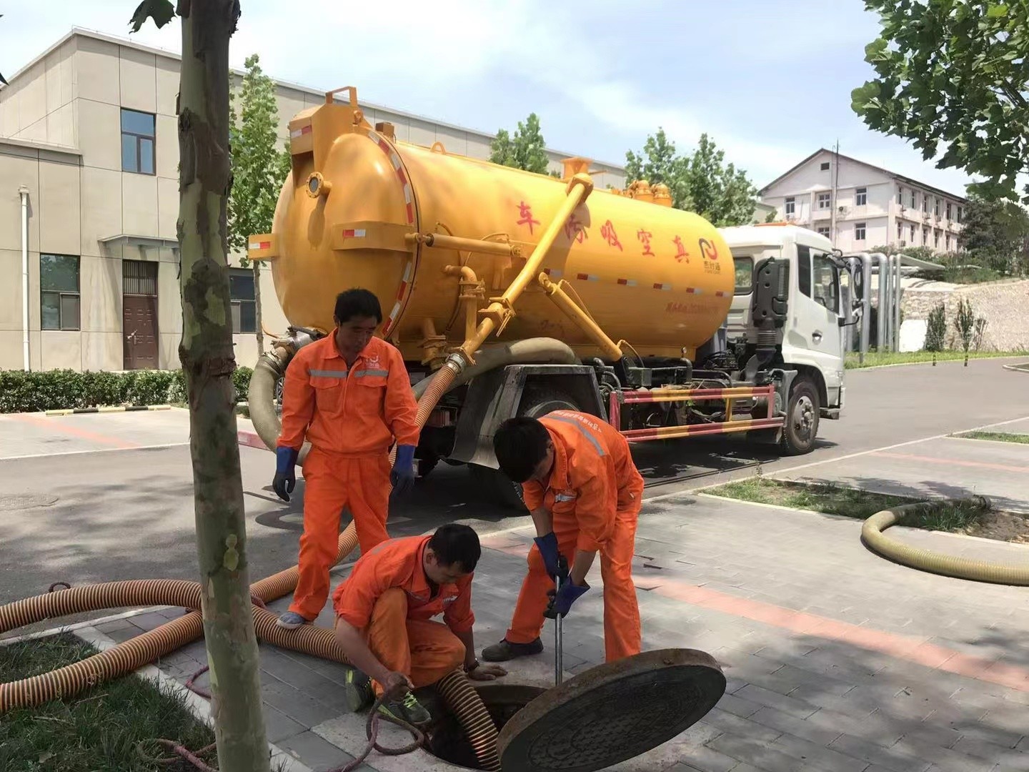 娄星管道疏通车停在窨井附近