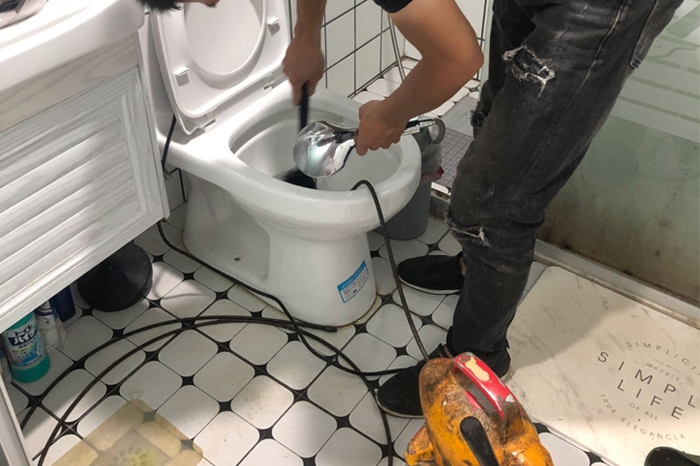 娄星马桶堵塞自己疏通还是找师傅？专业上门服务让你省时更省心